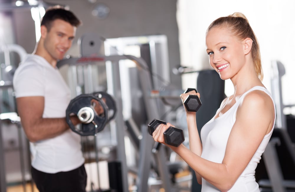 Frau im Fitnessstudio