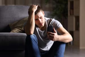 10 signs your boyfriend is clingy